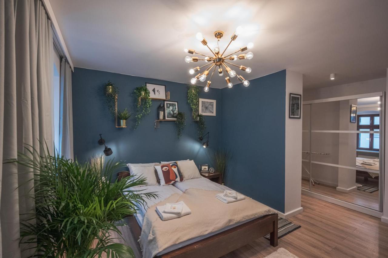 Apartment Spacious ~ 150m Main Square ~ Self Check-in 24h *