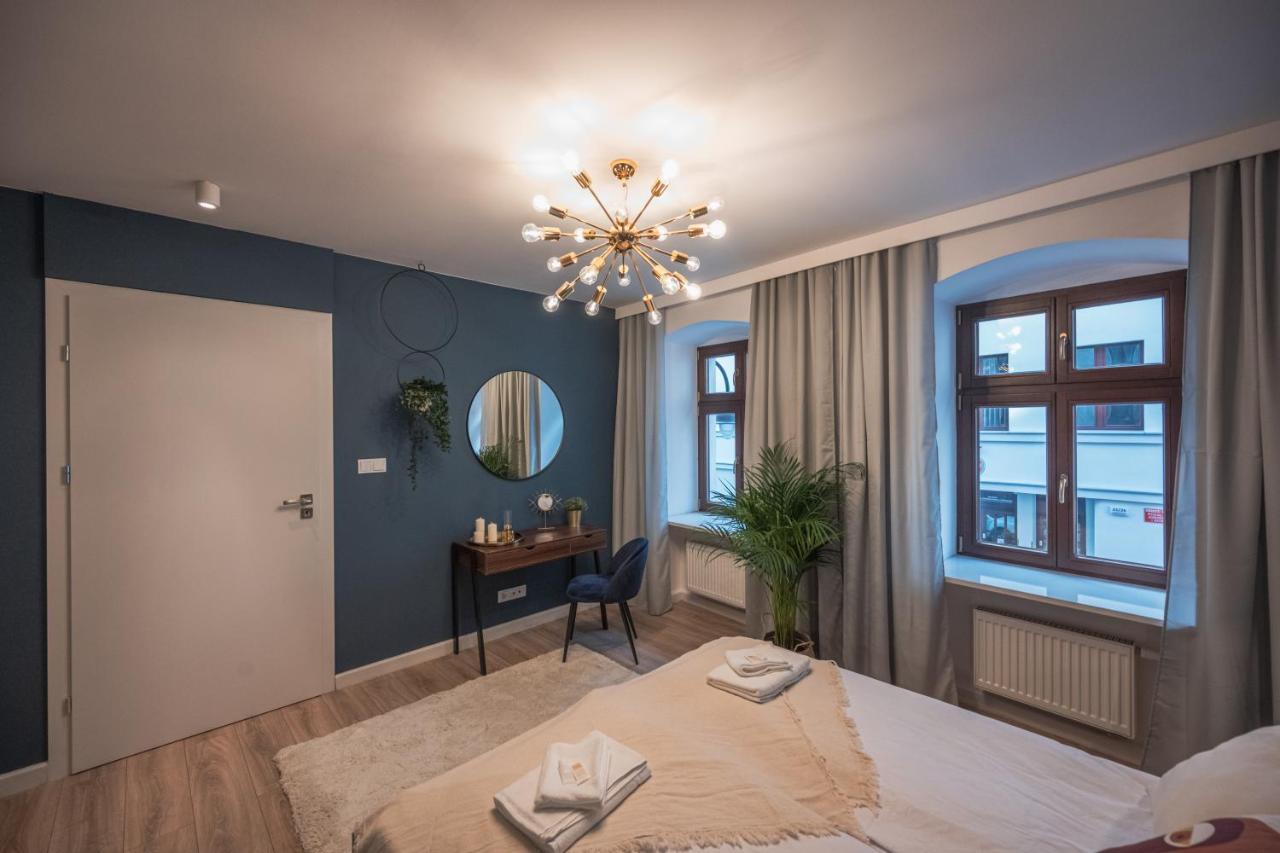 Spacious ~ 150m Main Square ~ Self Check-in 24h Wroclaw